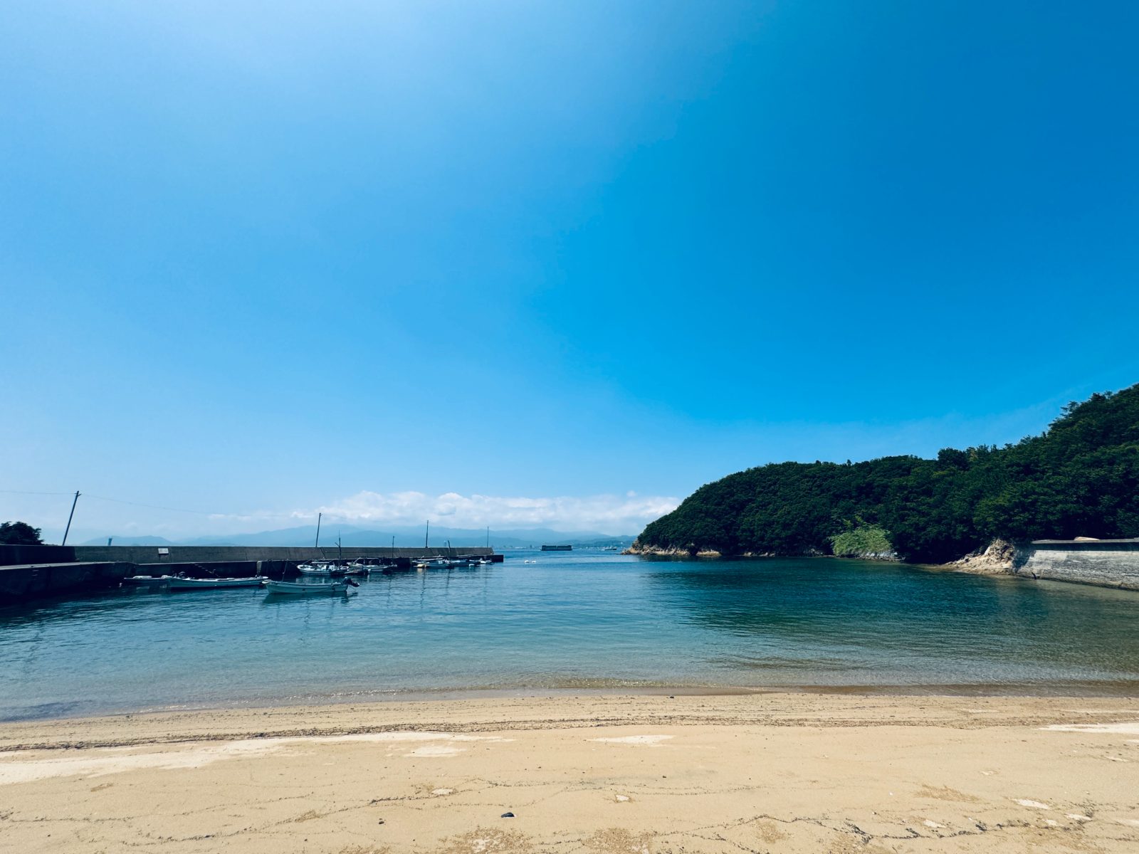 砂浜の港の風景