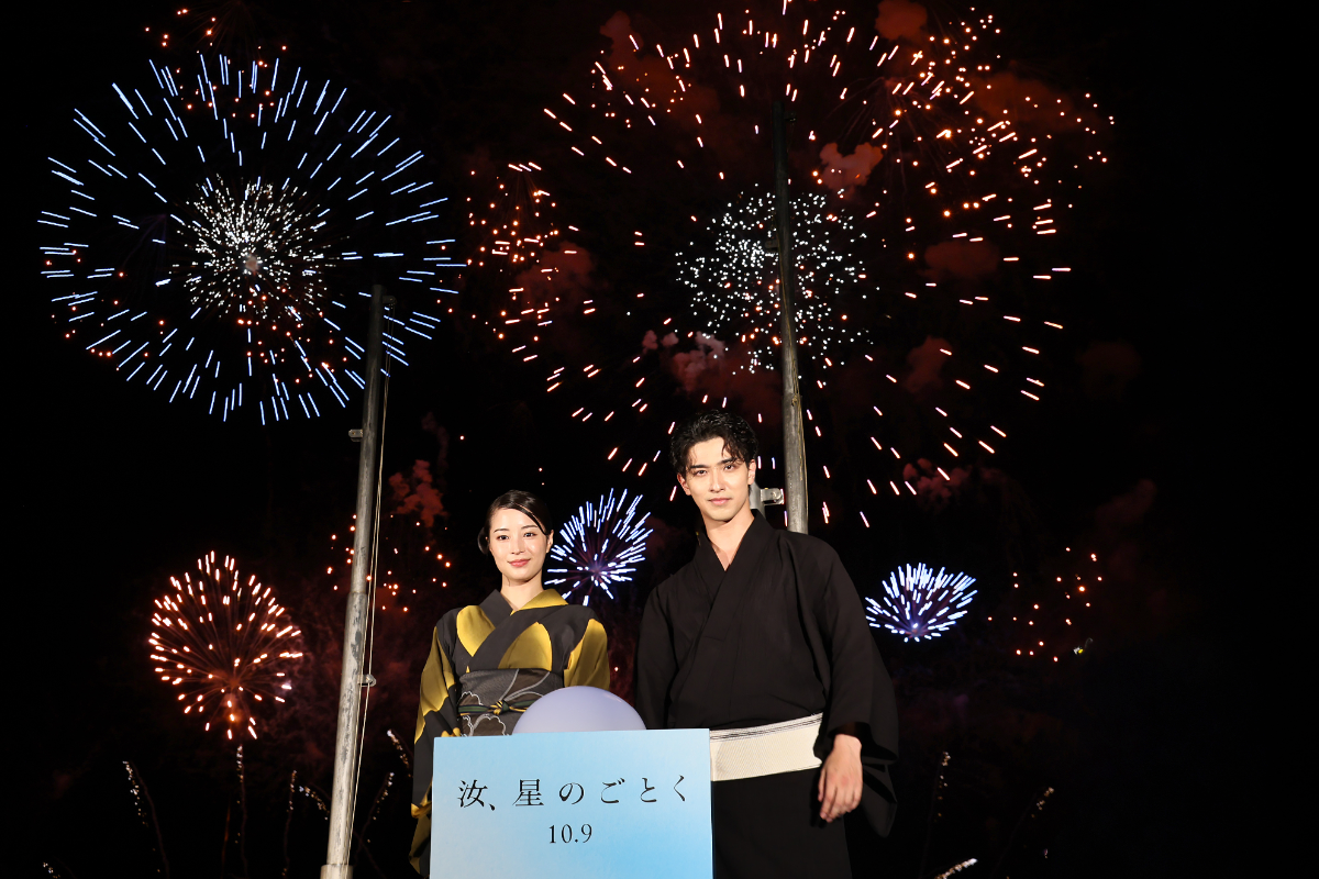 浴衣姿でサプライズ登壇する横浜流星さんと広瀬すずさん