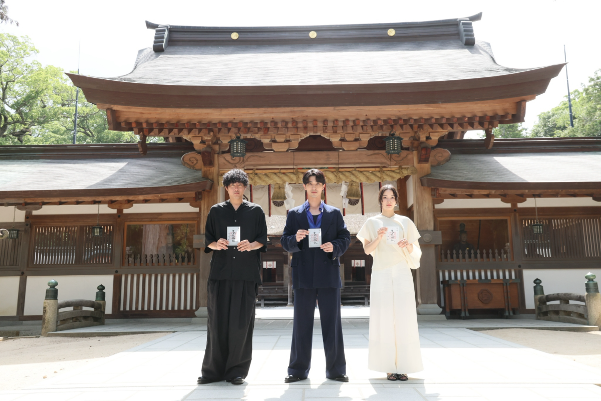 大山祇神社の前に立つ3人