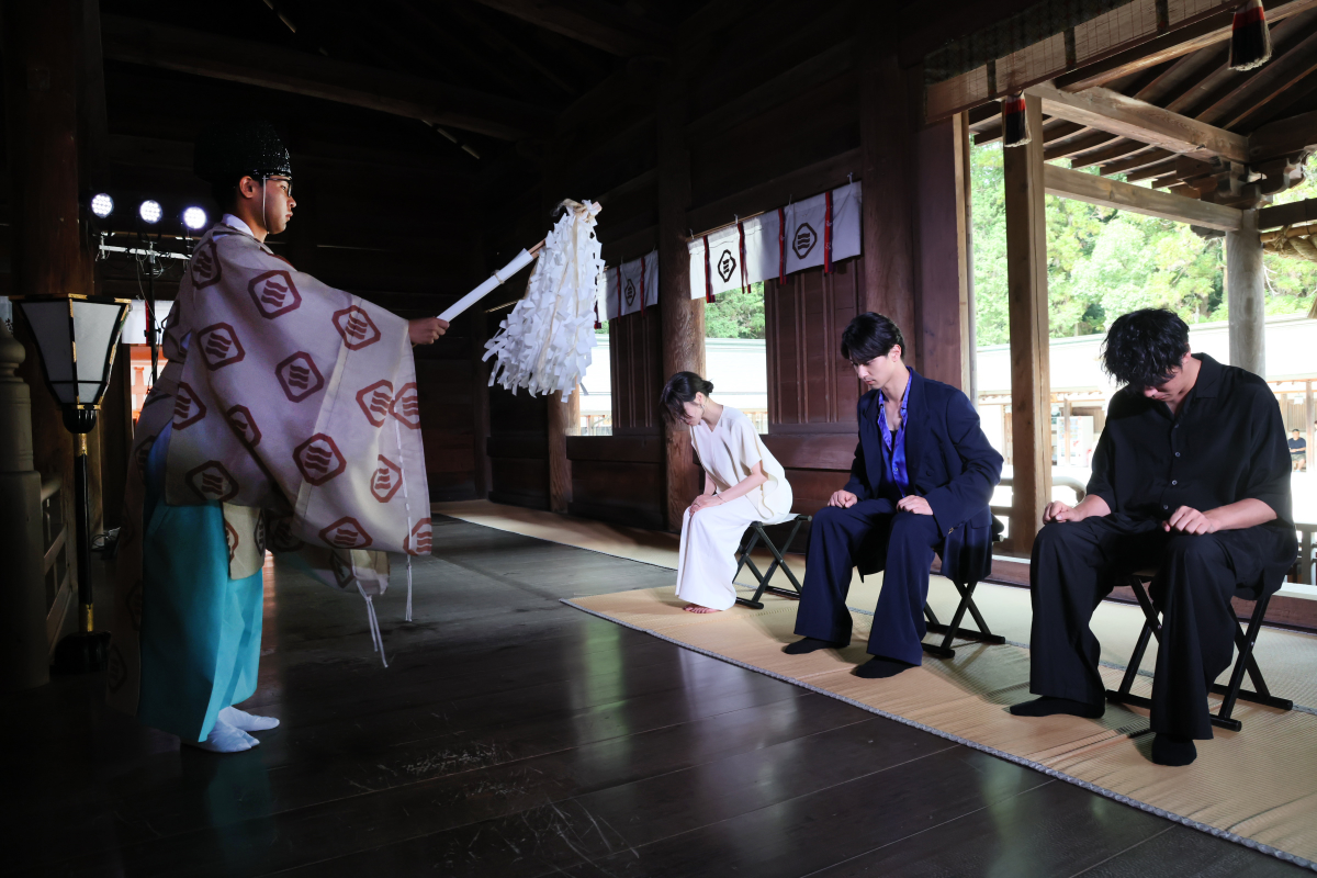 本殿内でのご祈祷の様子