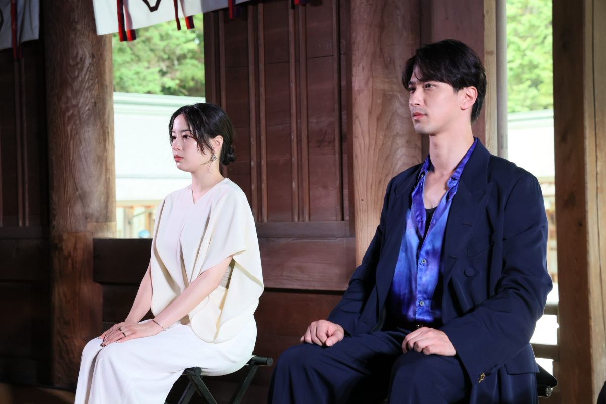 祈祷を受ける広瀬すずさんと横浜流星さん