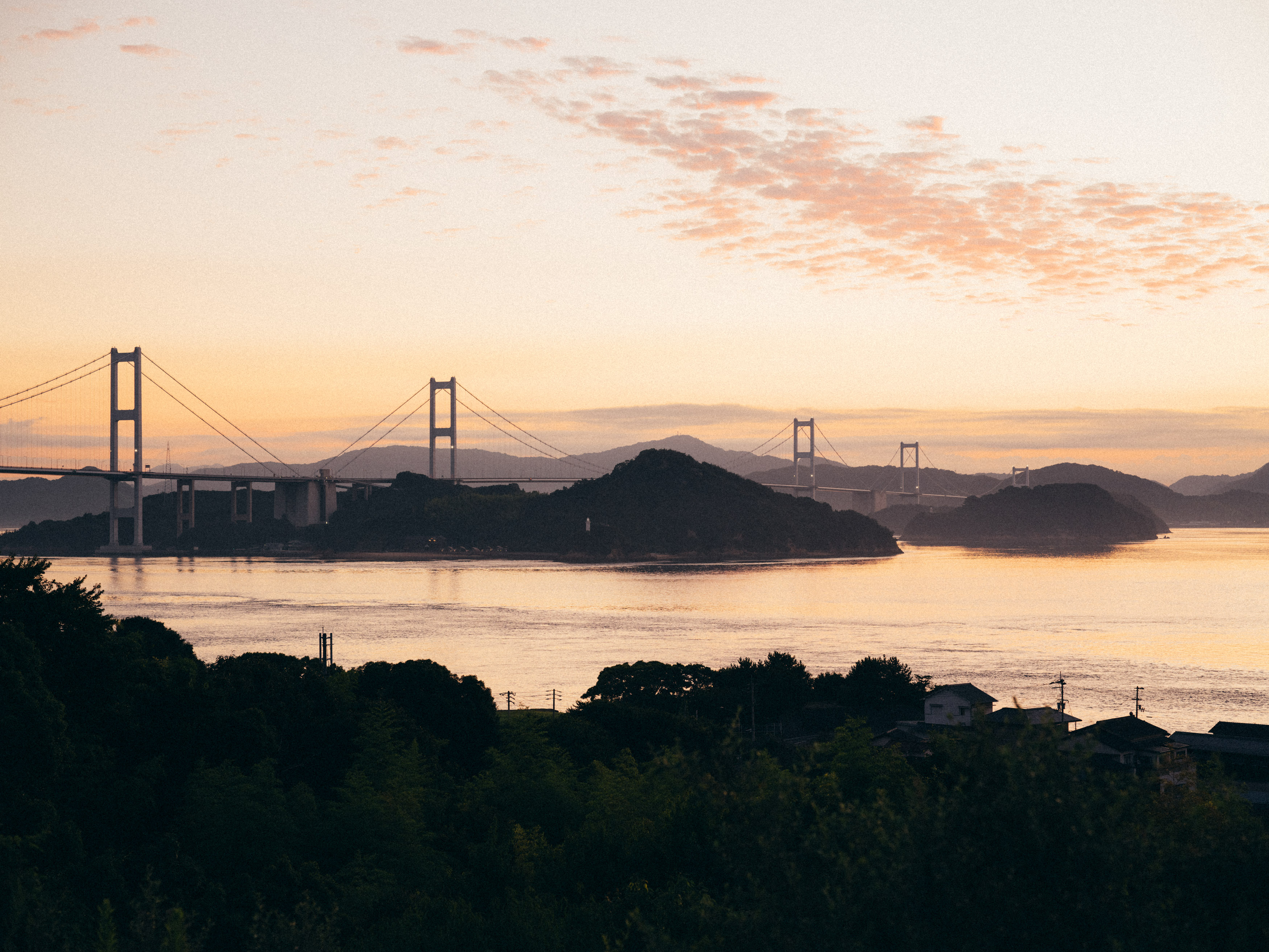 夕暮れのしまなみの風景