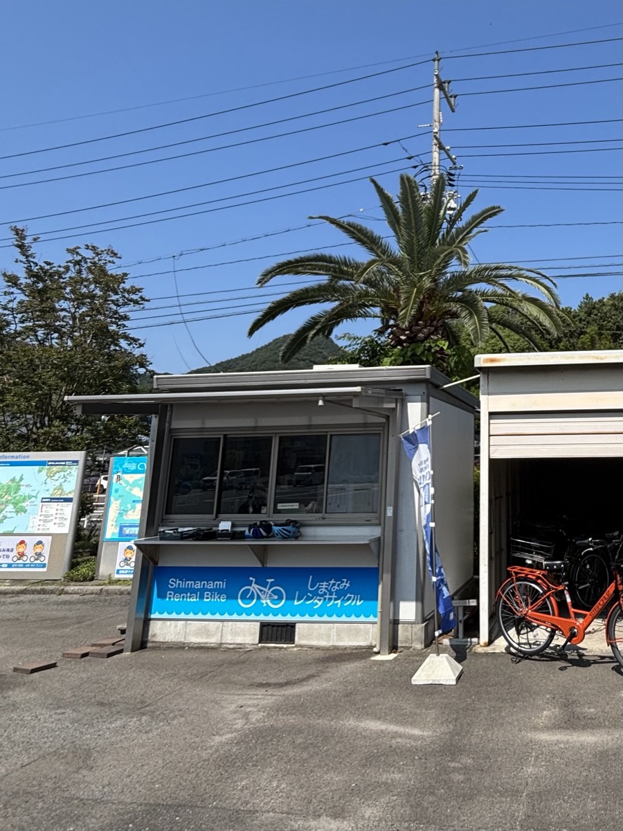 建物の裏側にある しまなみレンタサイクルの返却所