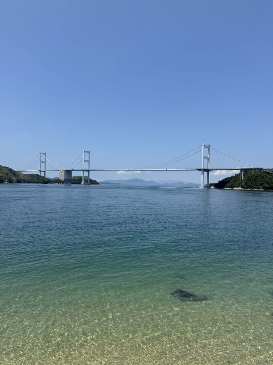 透きとおった海の向こうに見える来島海峡大橋
