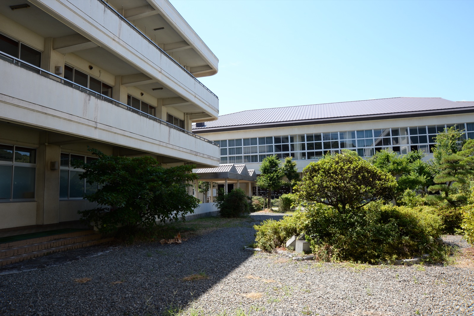 愛媛県立しまなみ高等学校伯方キャンパスの中庭と校舎