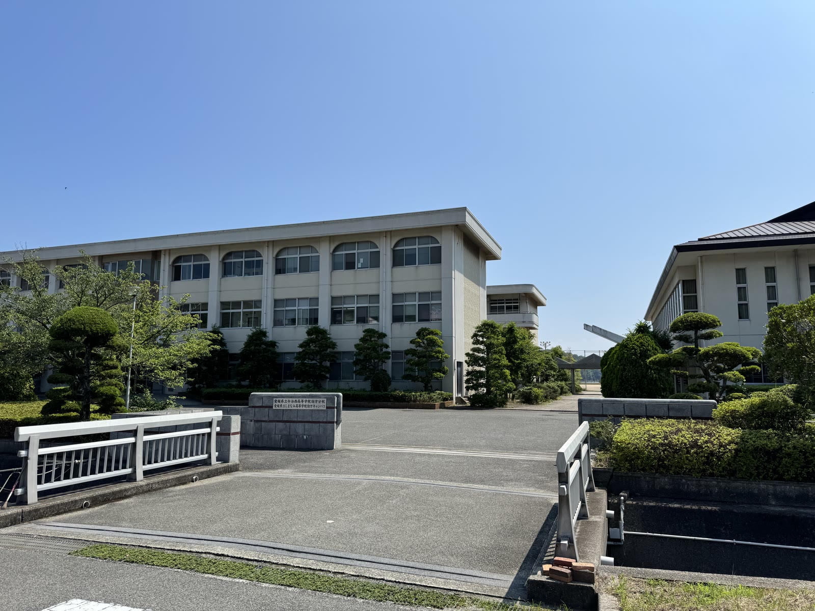 愛媛県立しまなみ高等学校伯方キャンパスの正門と校舎