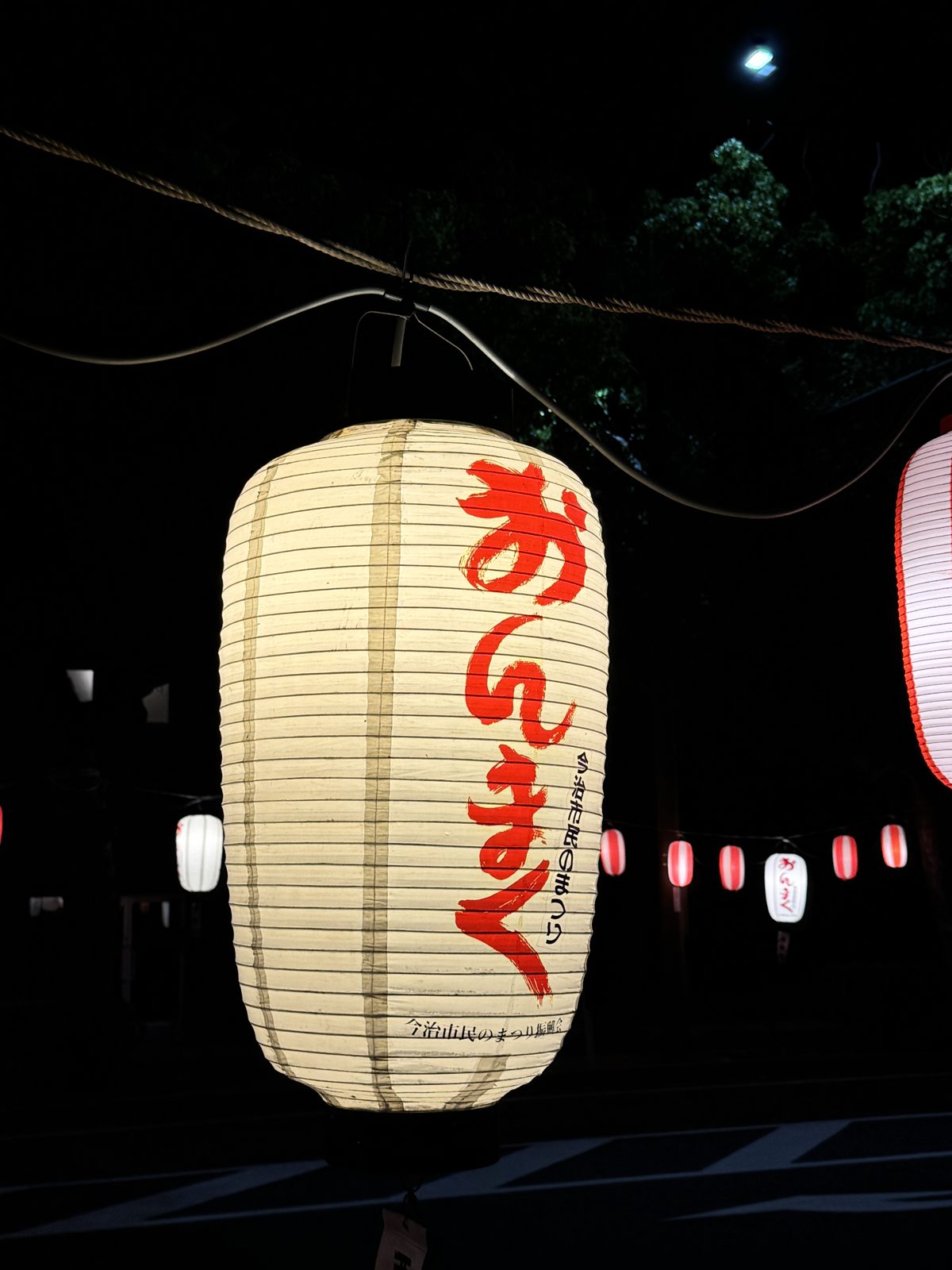 おんまくの夜を照らす提灯