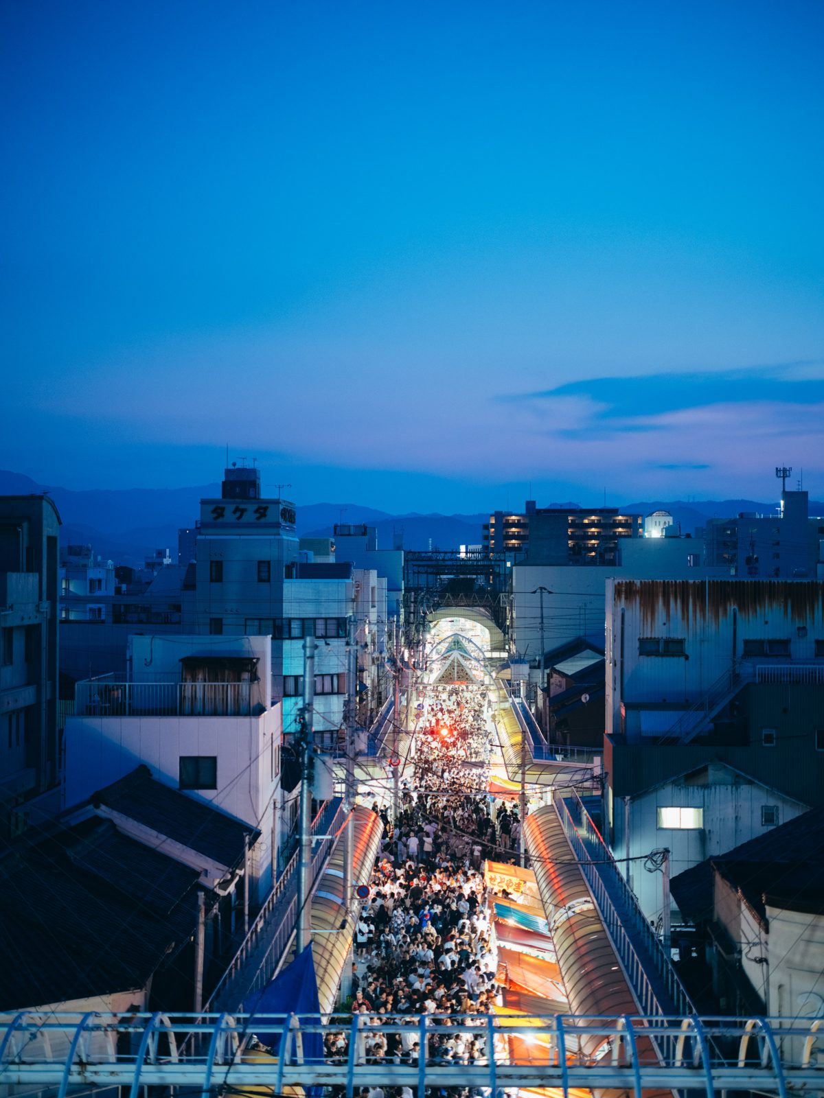 夕暮れの商店街とおんまくの人波