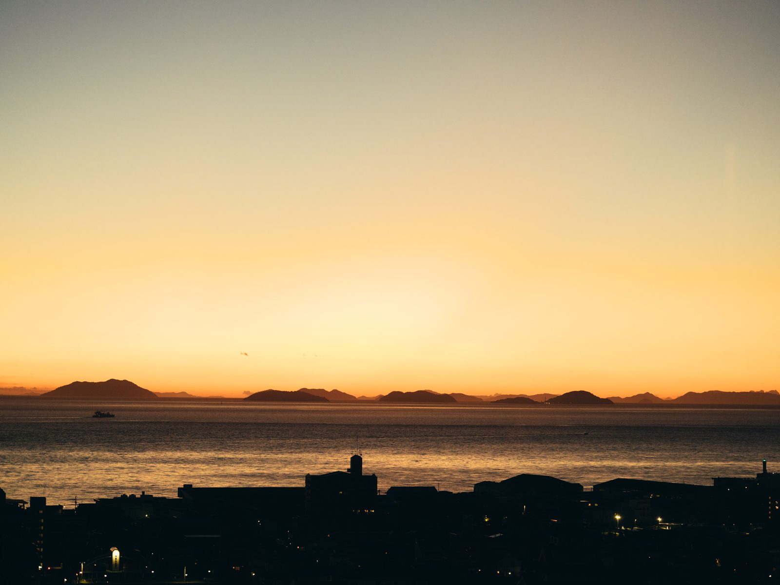 夕焼けに染まる瀬戸内の海