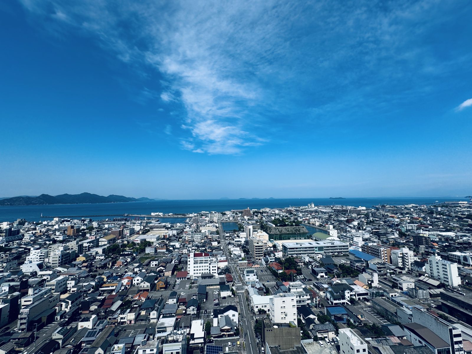 上の階から見渡す今治の街と瀬戸内の海