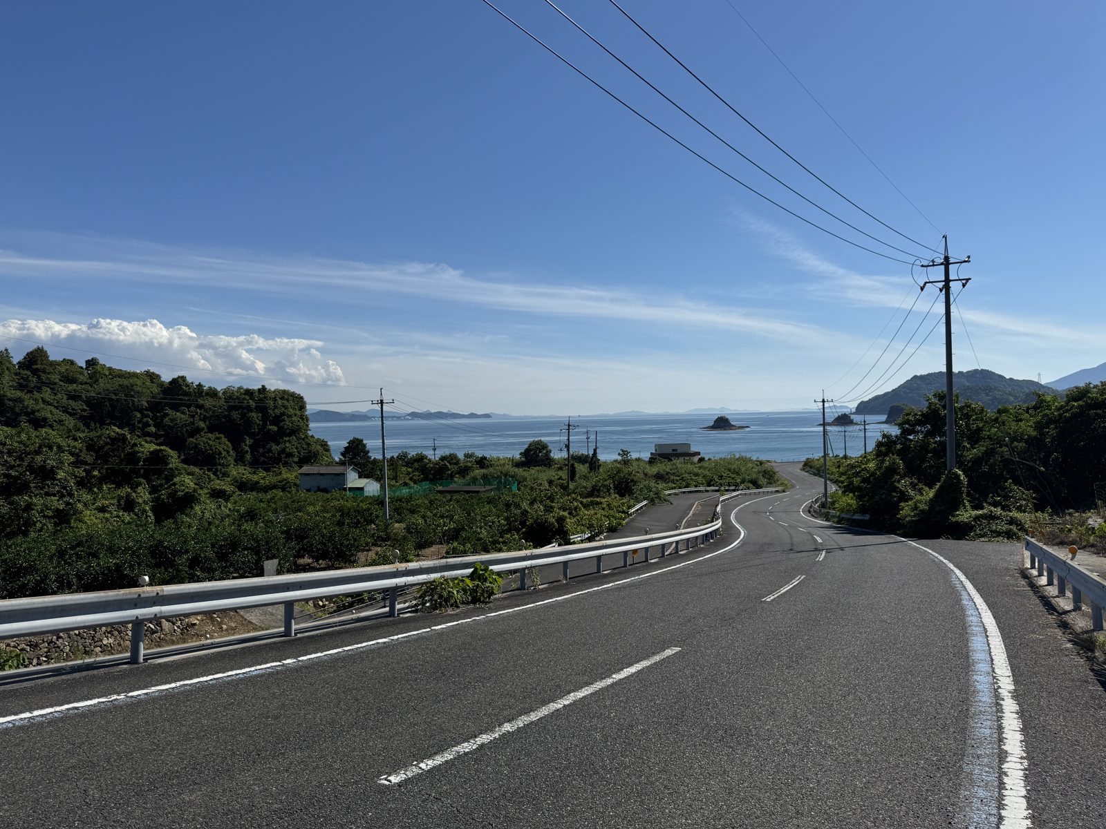 海へ向かって続くヒャッホー坂