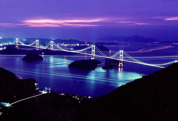 夕闇に光る来島海峡大橋