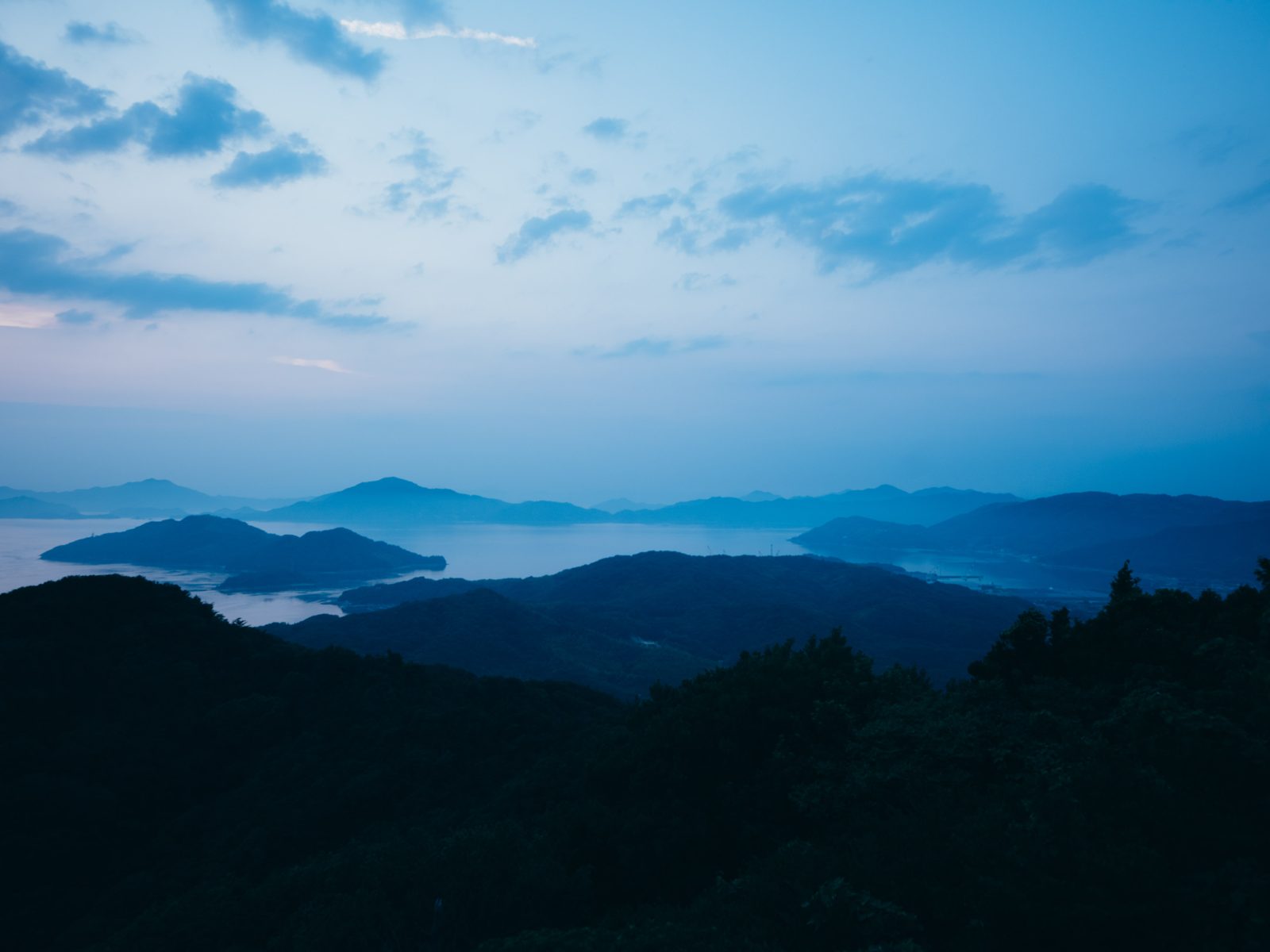 撮影時の展望台から見た島々と空