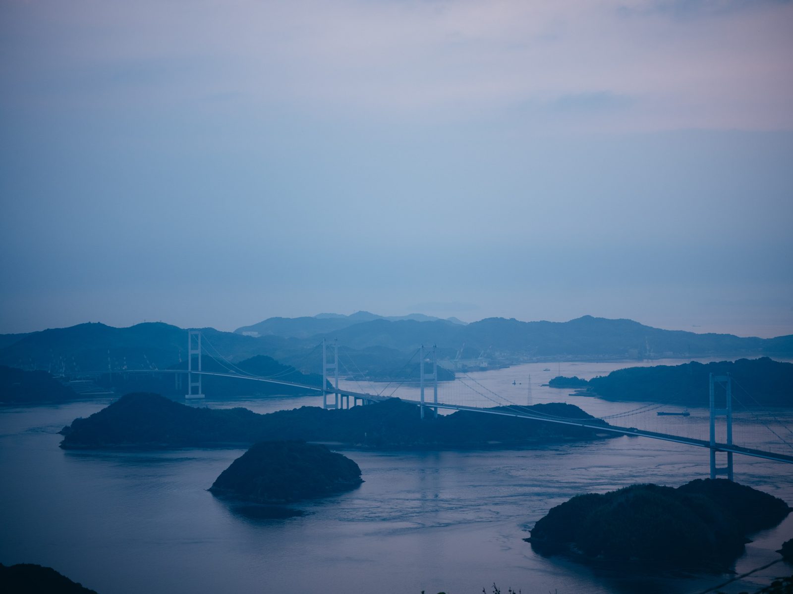撮影時の来島海峡大橋と島々