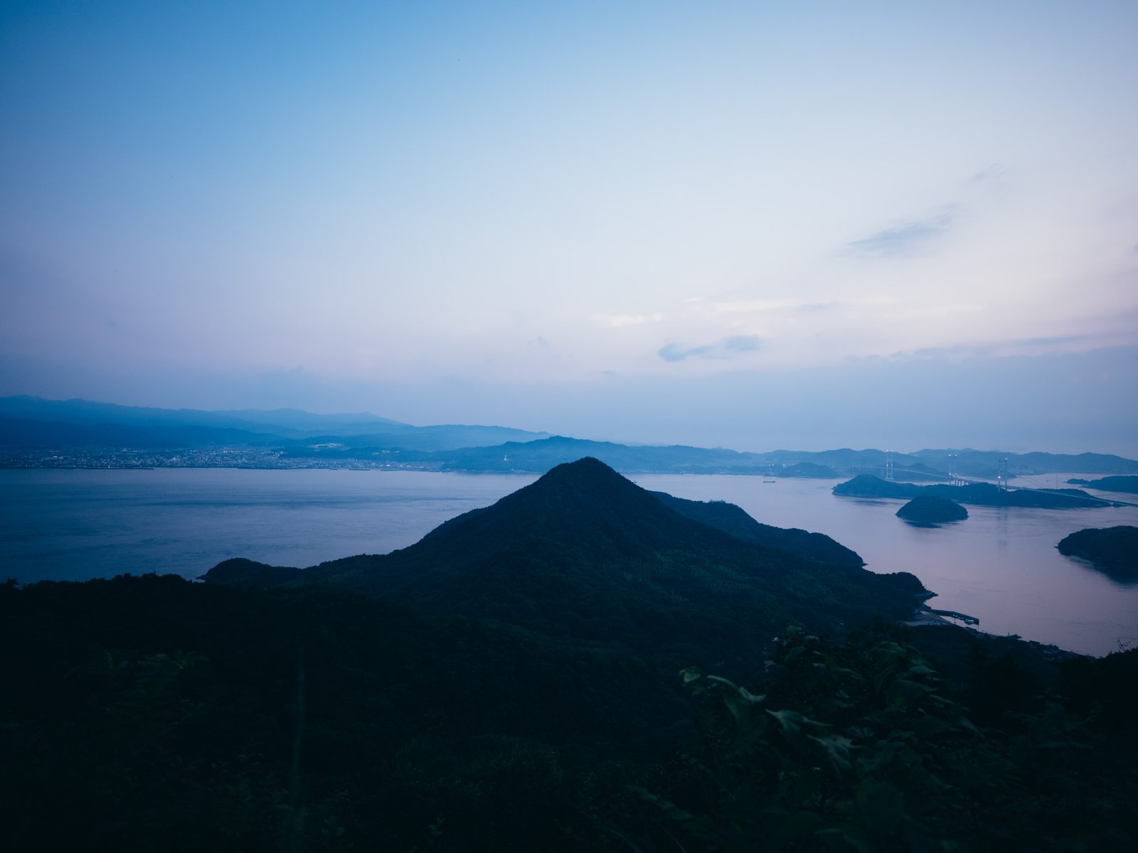 撮影時の山並みと夕暮れの海