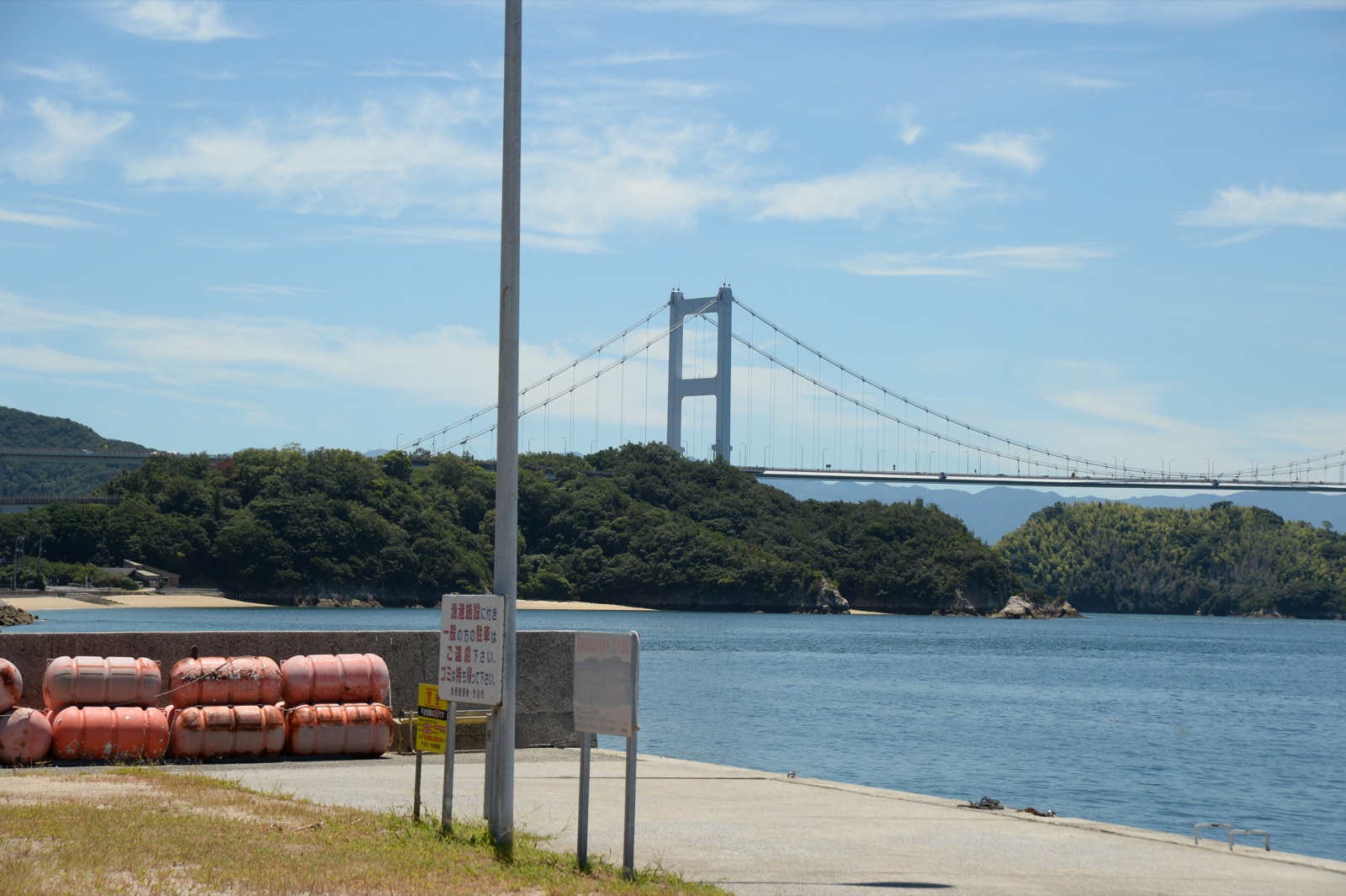 海岸沿いから見える橋と島々