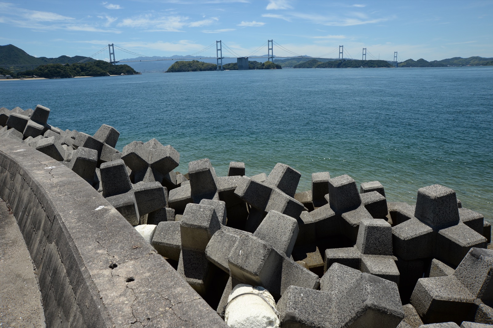 波消しブロック越しに広がる瀬戸内の海