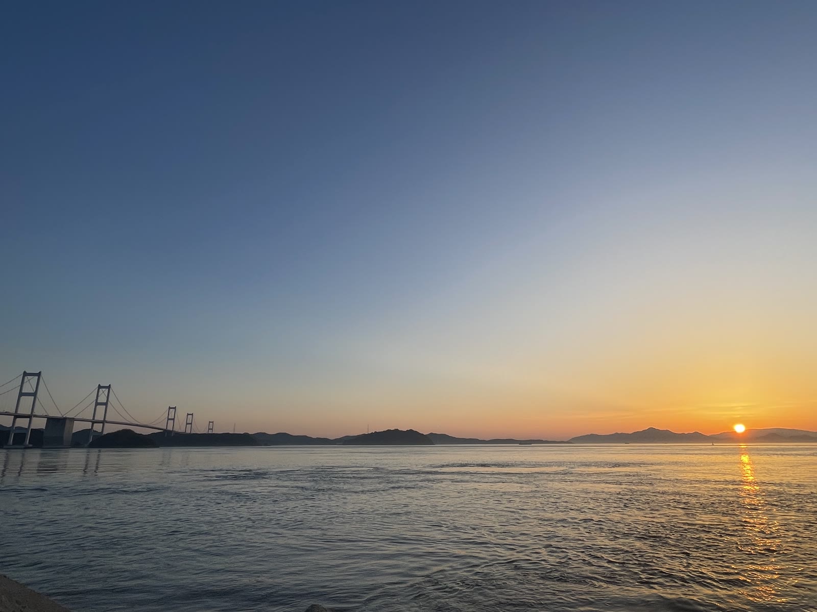 来島海峡大橋と海に沈む夕日