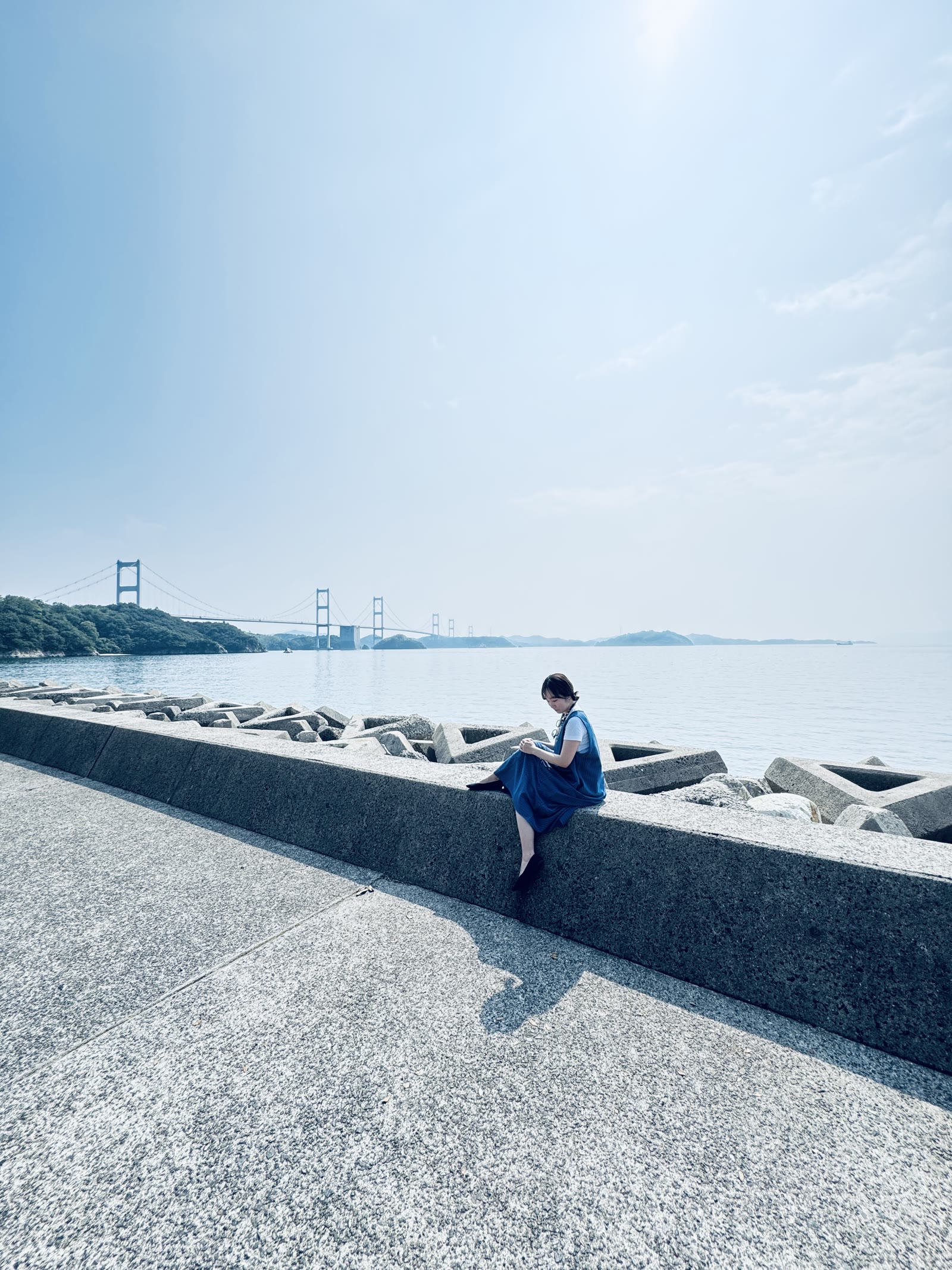 海と橋を間近に感じる椋名海岸