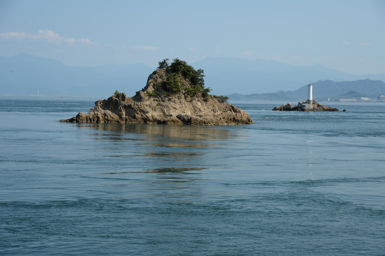 名駒海岸から望む瀬戸内海の小島