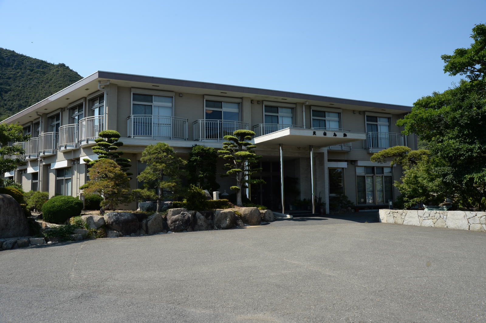 海辺に建つ民宿名駒の外観