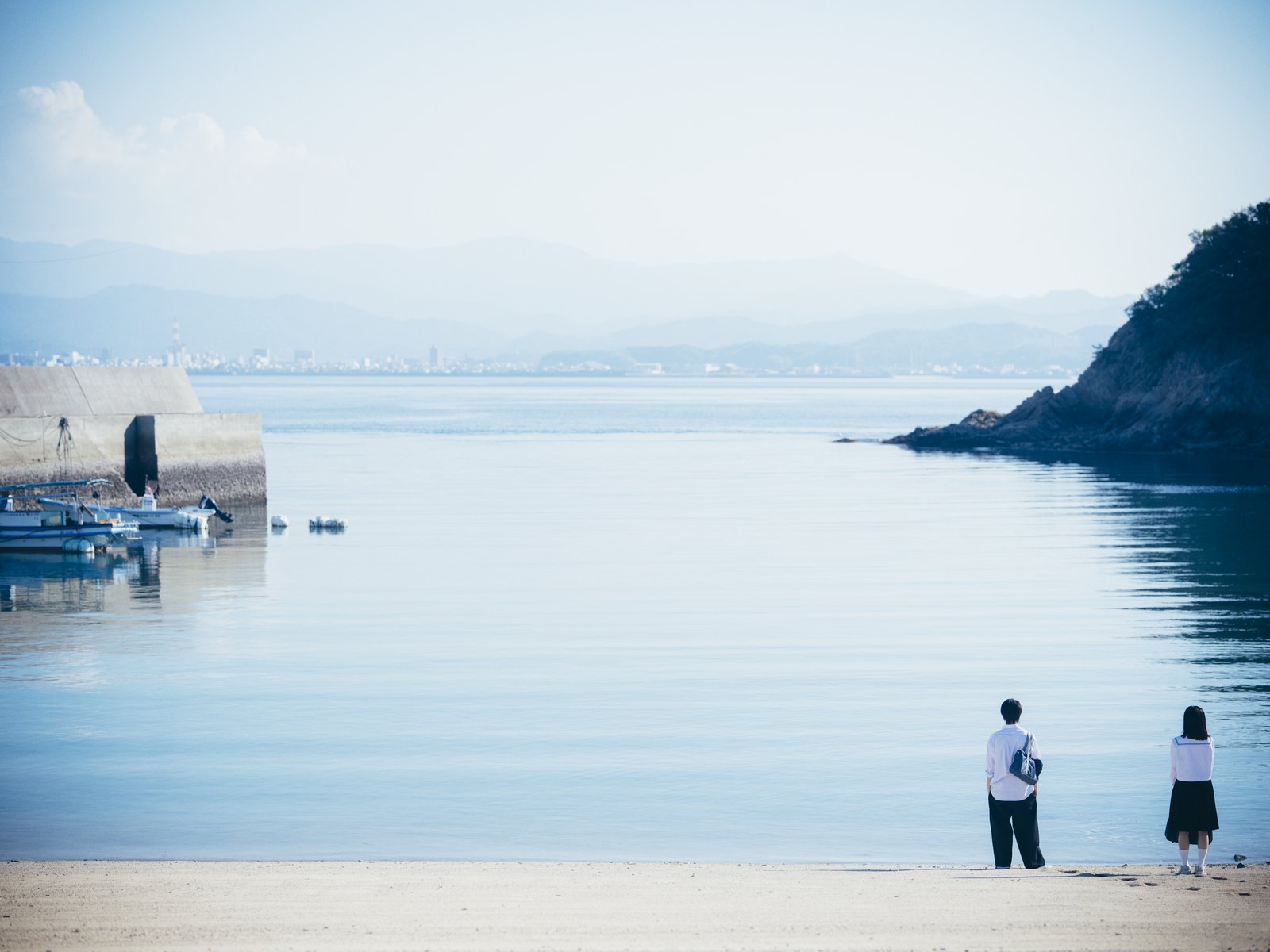 名駒海岸の浜辺にたたずむふたり