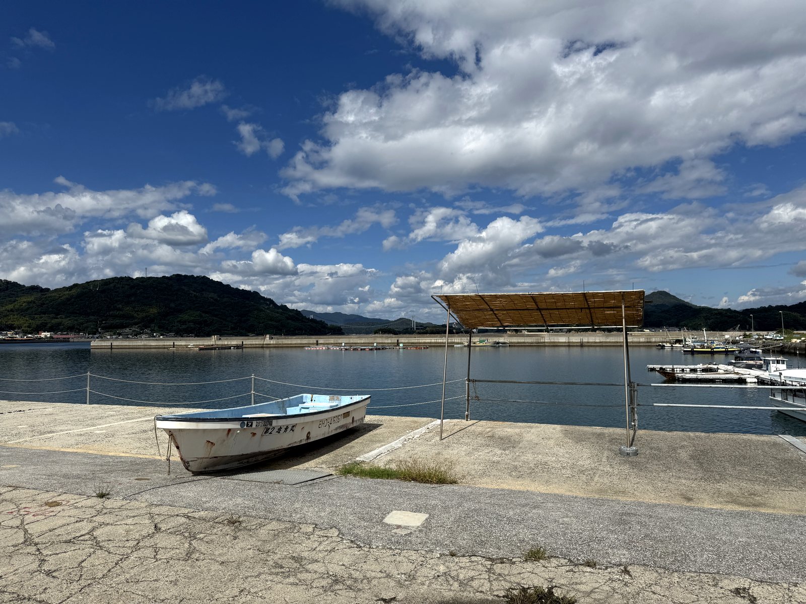 能島水軍の建物左奥、海辺に再現中の撮影セットと小舟