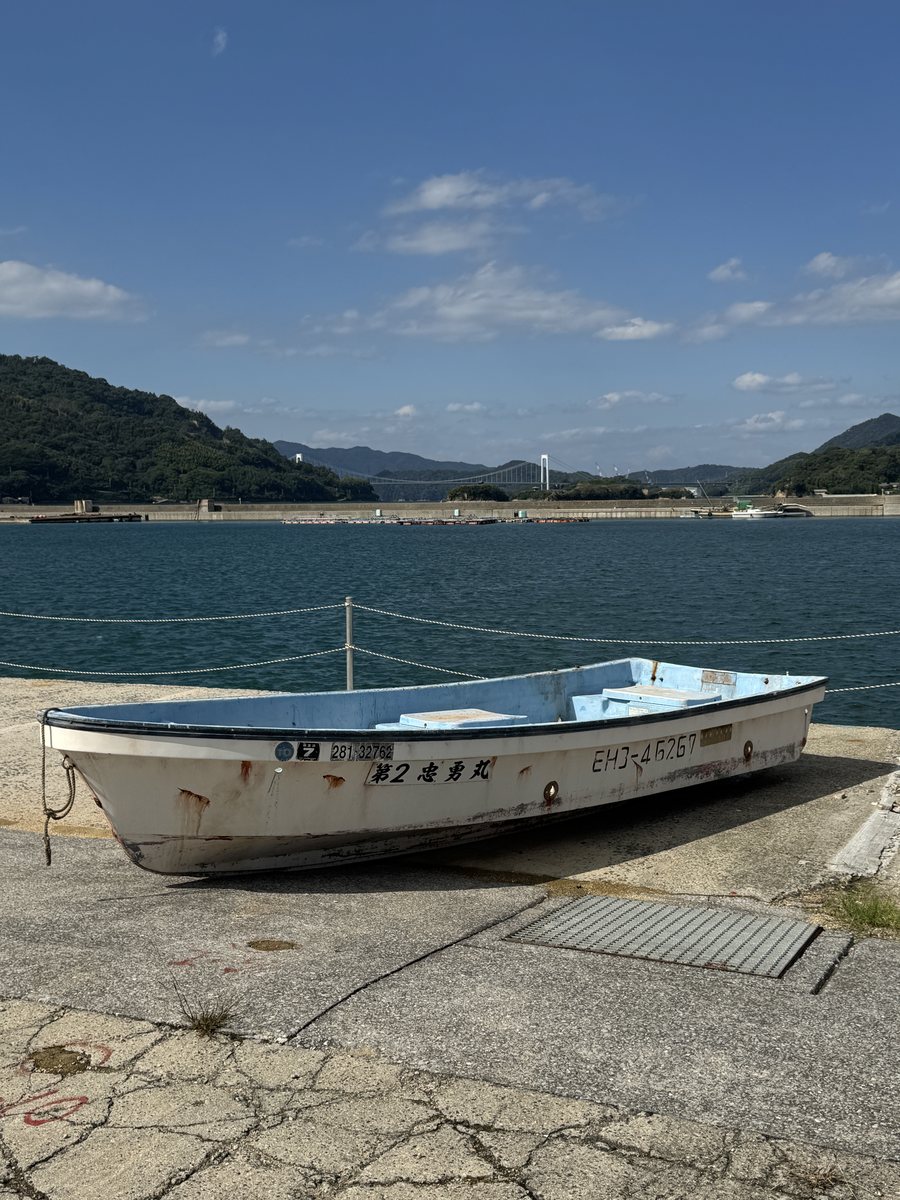 再現セットの小舟