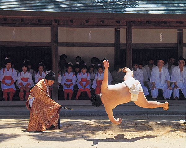 一人角力で稲の精霊に投げられる一力山