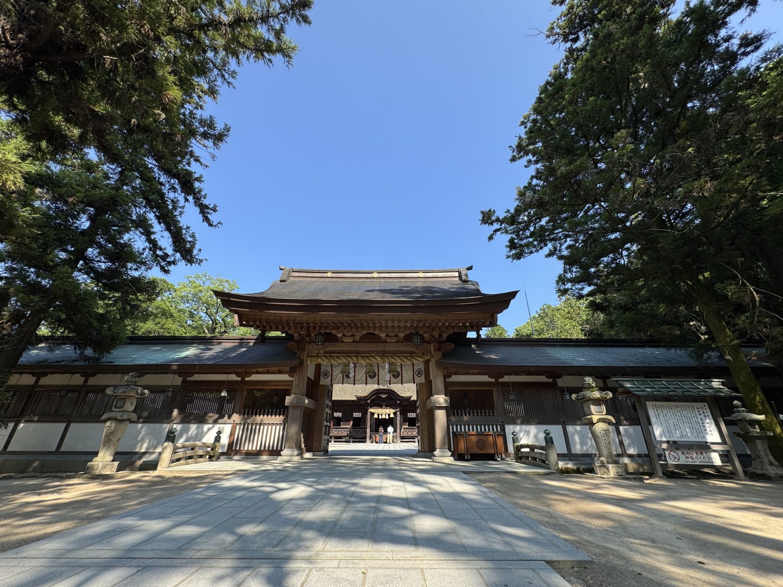 参道の先に構える総門
