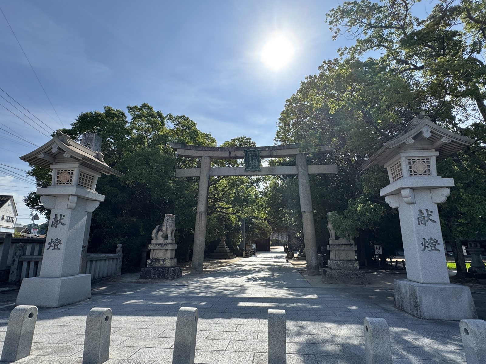参道の入口に立つ鳥居