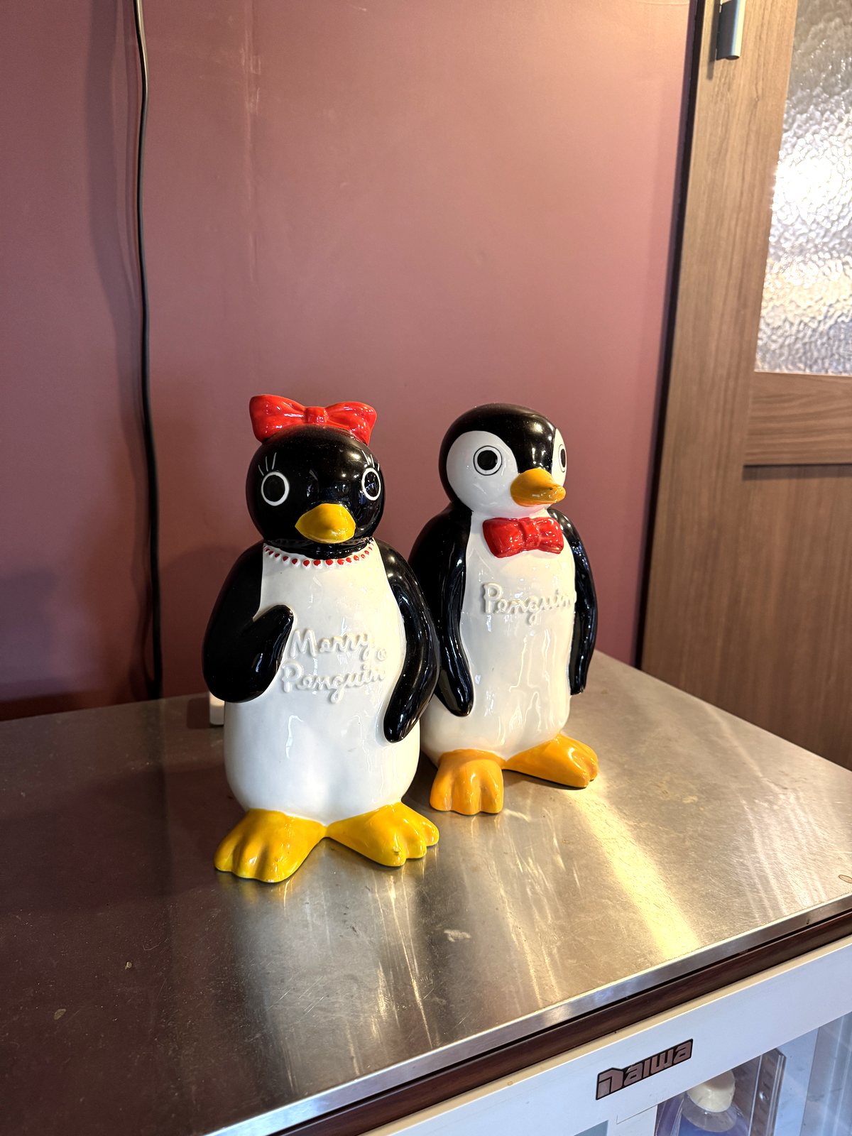 Cafe Shozanの店内に飾られたペンギンの置物