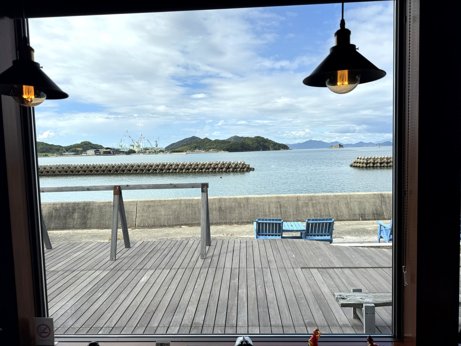 Cafe Shozanの窓から望むウッドデッキと瀬戸内海