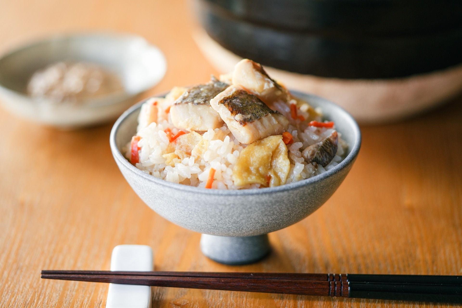 器に盛り付けた瀬戸内鯛めし