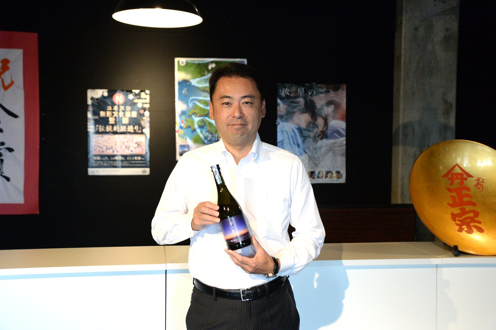 「夕星」を手にする八木酒造部 代表取締役の八木伸樹さん