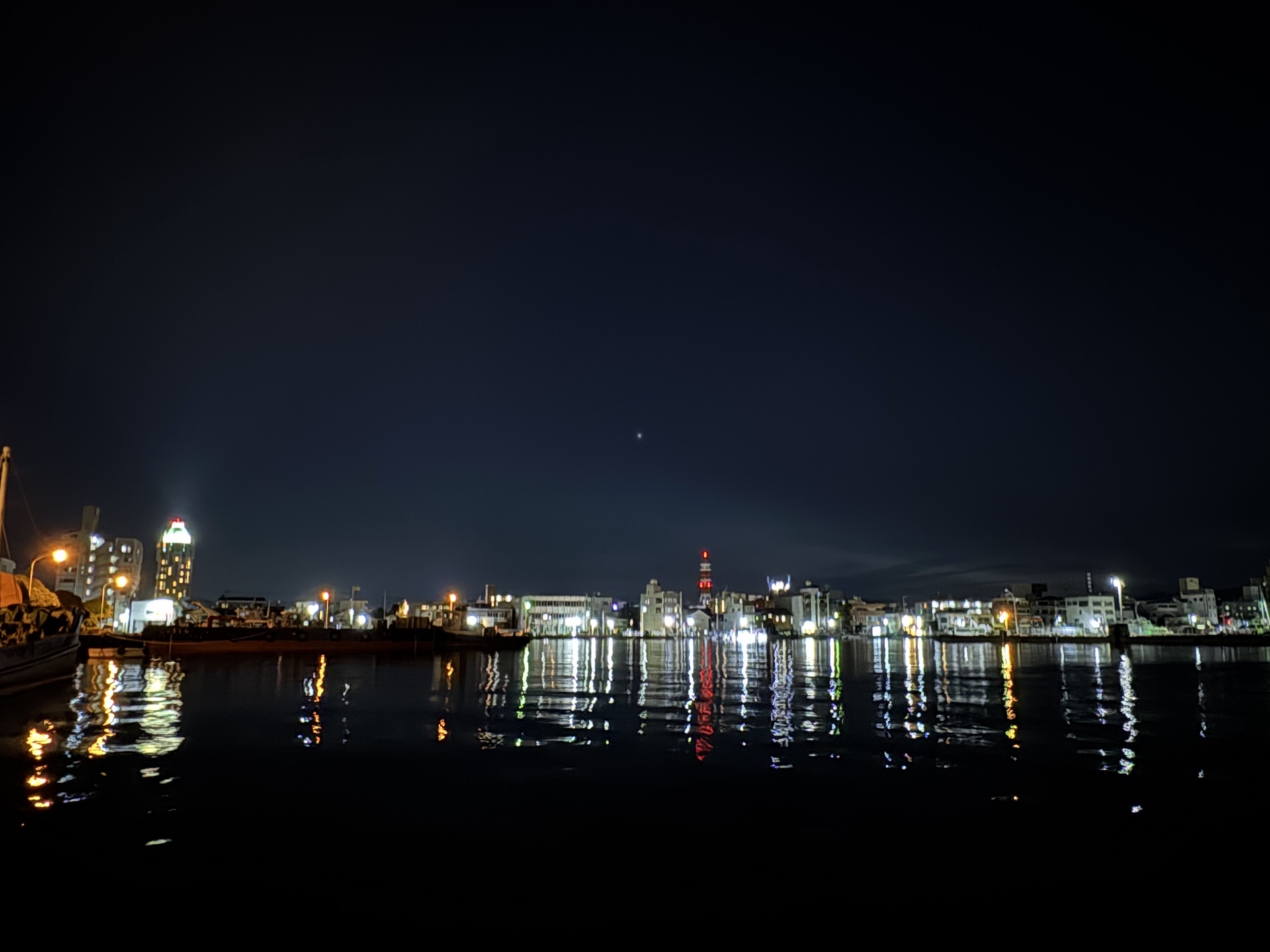 星が輝く今治港の夜景