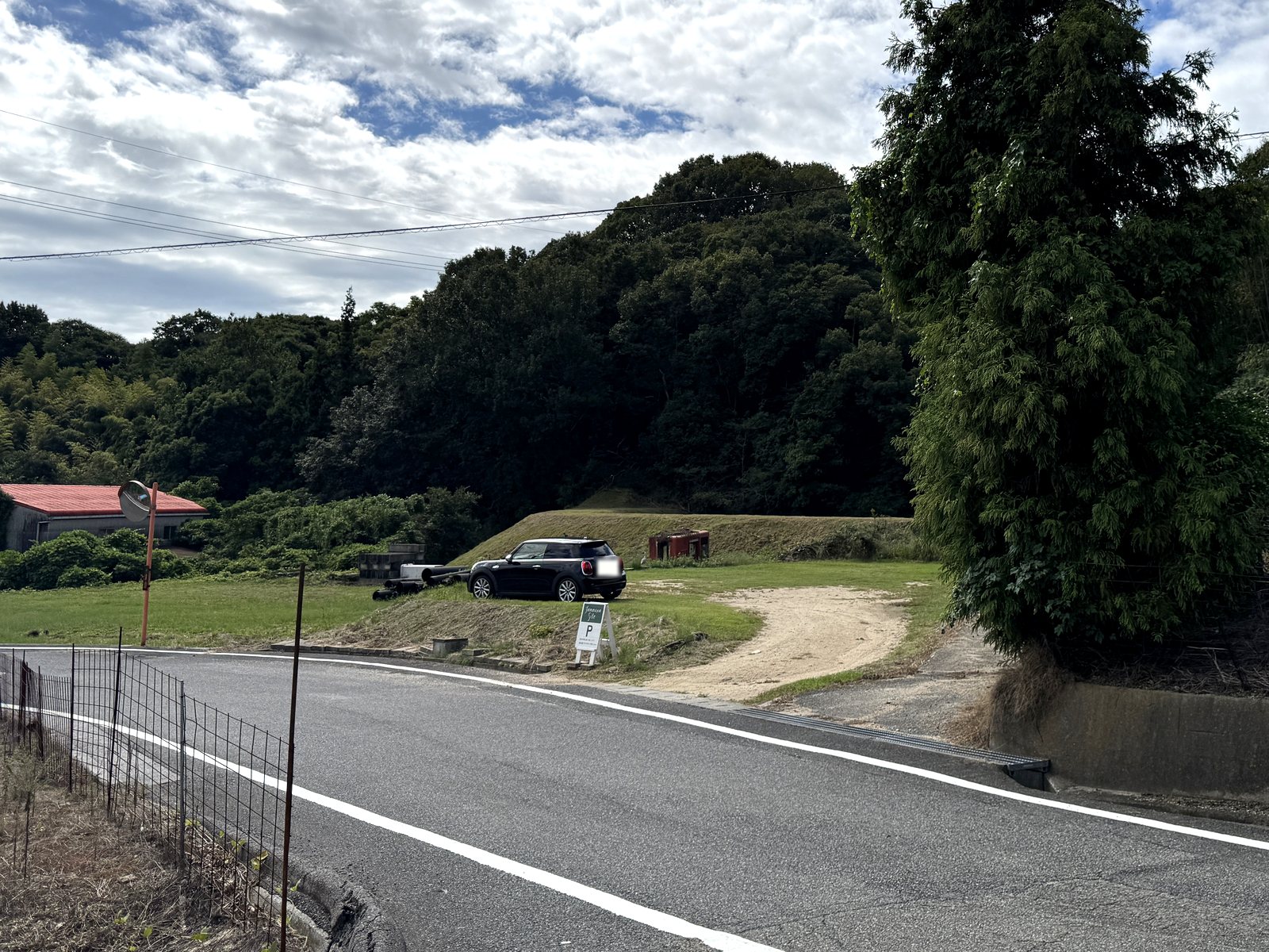 友浦サイト前の道路と、道を挟んだ向かい側の駐車場