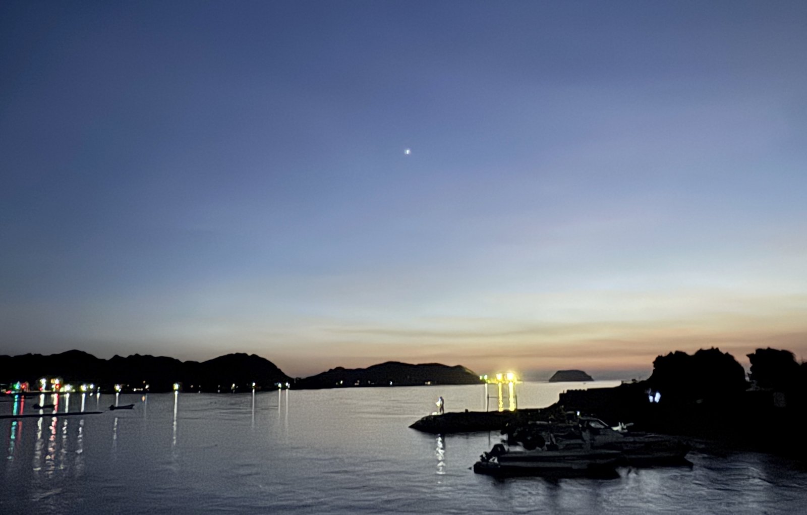 夕暮れの港と一番星
