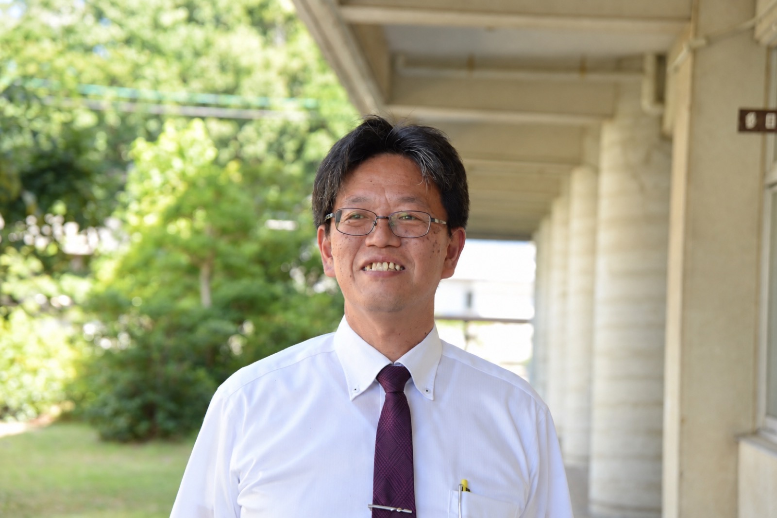 伯方分校の廊下に立つ松浦仁昭さん
