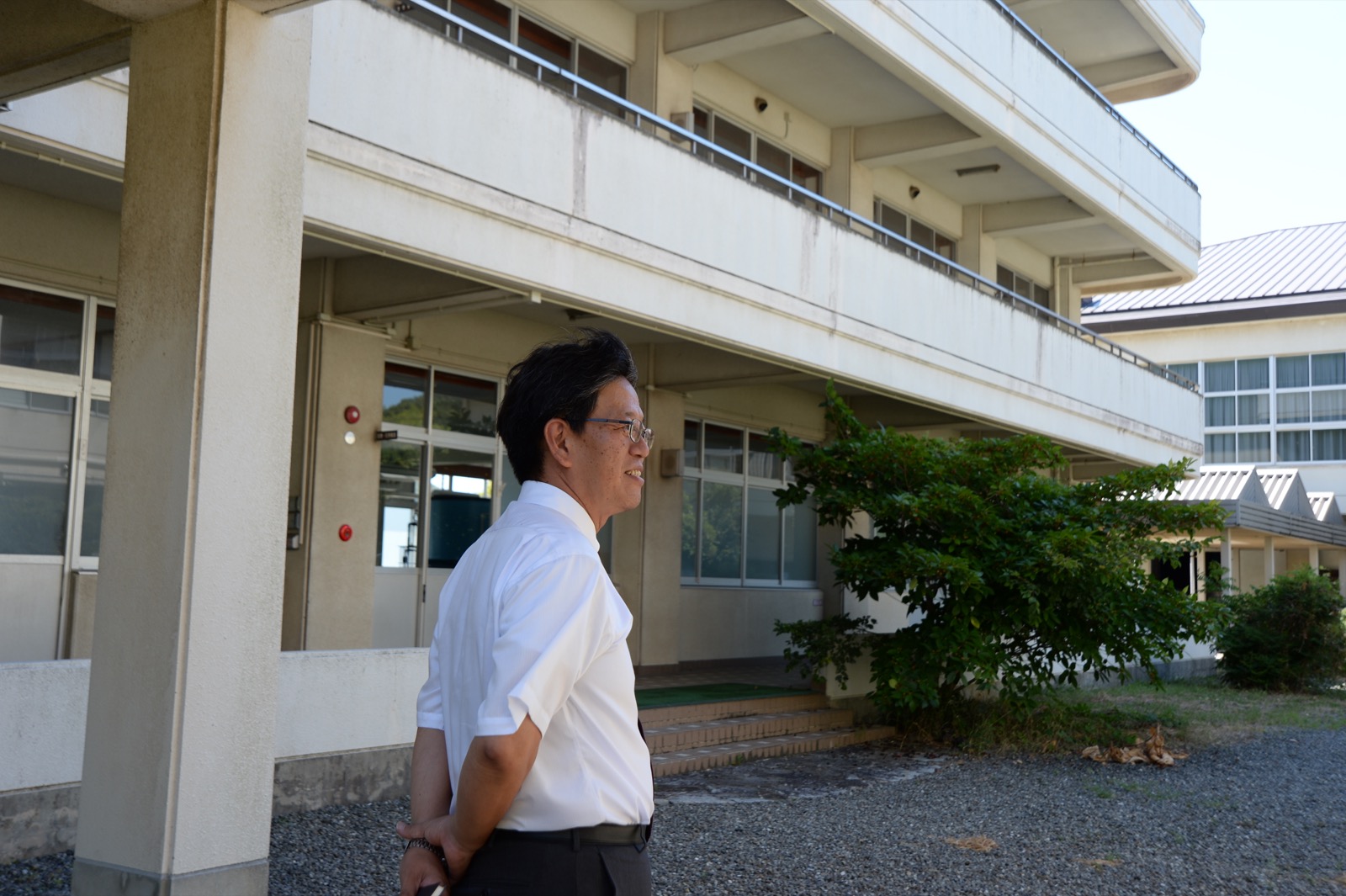伯方分校の校舎と松浦仁昭さん