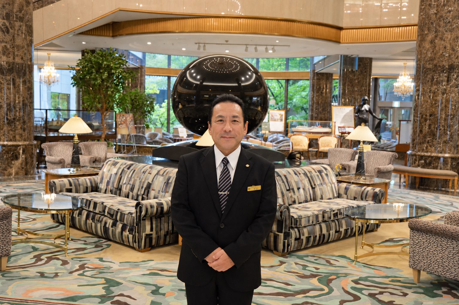 今治国際ホテルのロビーに立つ浅山典之さん