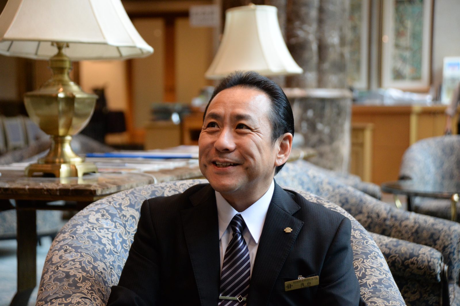 ロビーのソファで撮影当時を語る浅山典之さん