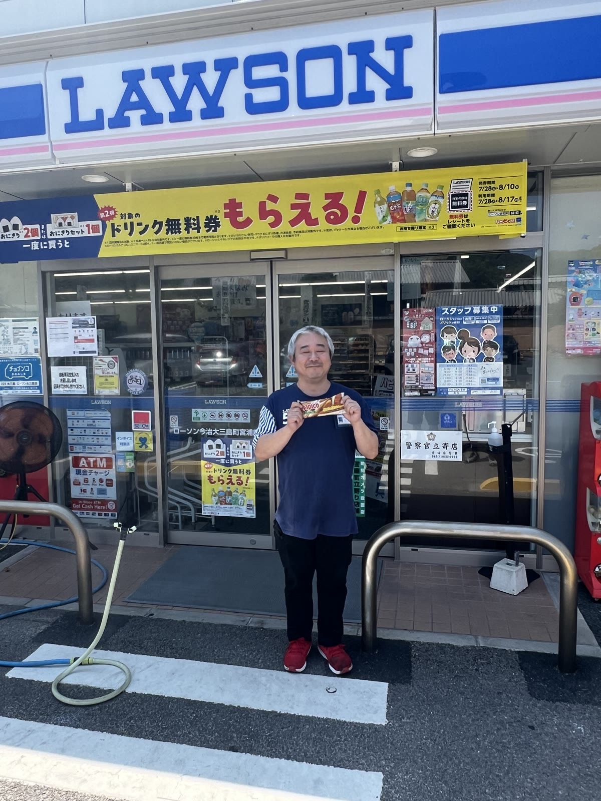 ローソン今治大三島町宮浦店の店頭に立つ村上さん