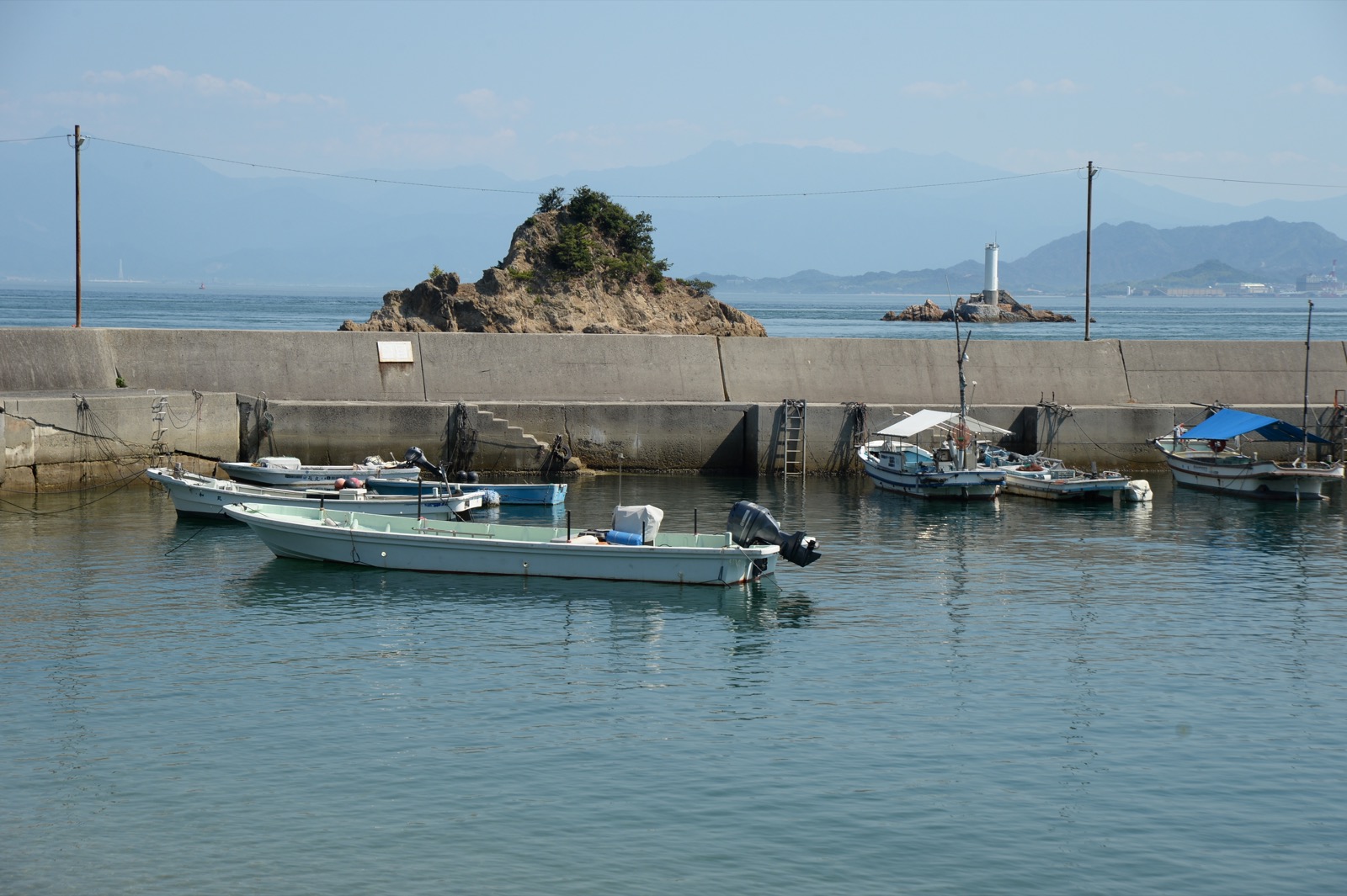 名駒海岸の港と沖に浮かぶ島