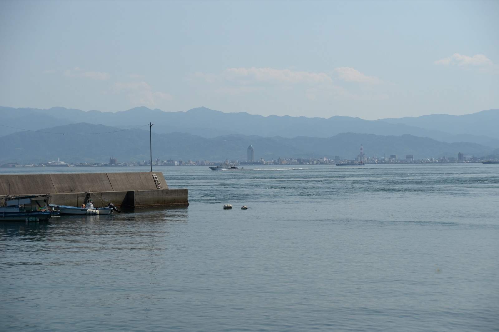名駒海岸から望む今治市街と石鎚連峰
