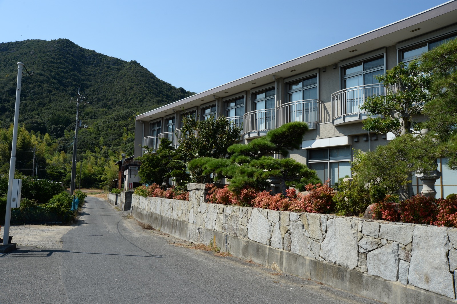 海辺に建つ民宿名駒