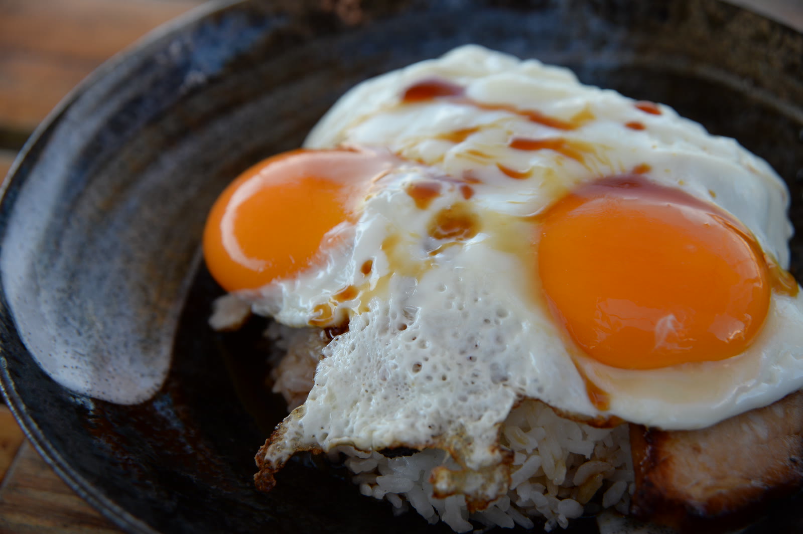 撮影時のケータリングで用意された今治名物の焼豚玉子飯